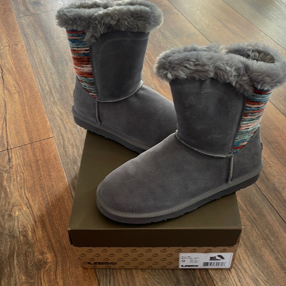 WILLOW LAM GRAY BOOTS. SIZE 9